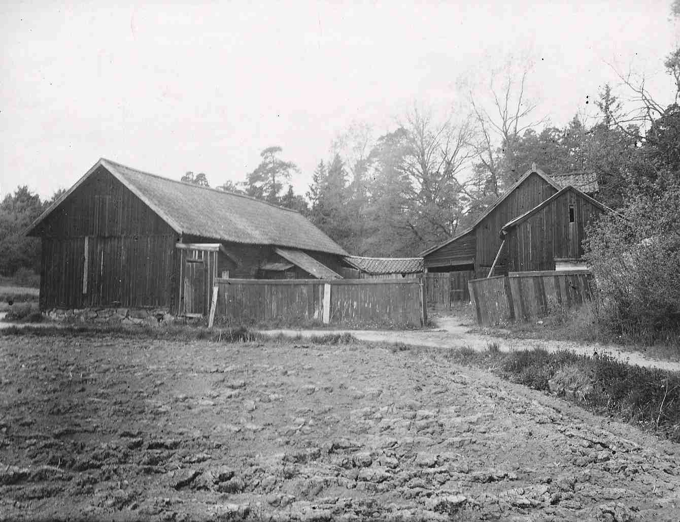 Ekonomibyggnaderna vid Gubbkärrets gård 1943. 